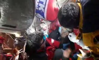 20 yaşındaki Alperen enkazdan böyle kurtarıldı