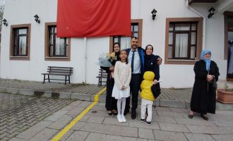 3 çocuk annesi kadın üniversiteyi okul birincisi olarak bitirdi