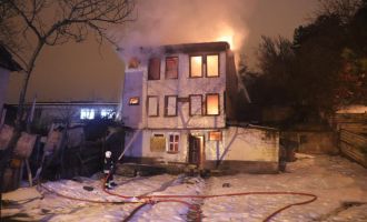 3 katlı ahşap bina alev alev yandı