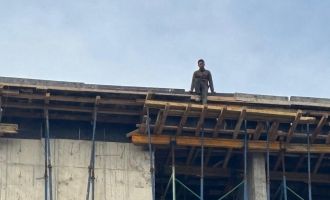 4 aydır maaş alamayan işçiler, çatıya çıktı