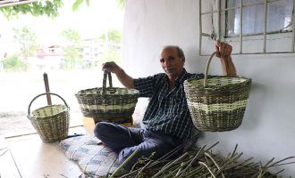 50 yıl sonra başladığı baba mesleğiyle geçimini sağlıyor