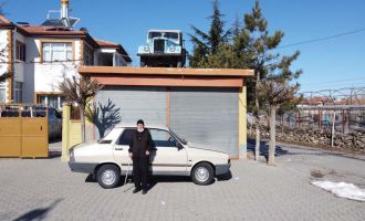 50 yıllık aracını satmaya kıyamayınca, dama çıkardı