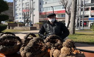 79 yaşında, elleriyle ördüğü kozalak sepetlerini sokaklarda satıyor