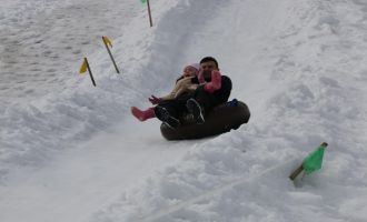 Abant Gölü'nde tatilciler şambrelle kayarak eğlendi...