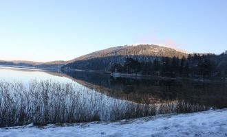 Abant Gölü’nün kıyıları buz tuttu, muhteşem manzaralara sahne oldu
