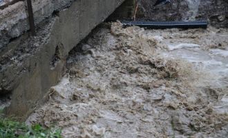 Abant yolunda taşan dereler ulaşıma engel oldu