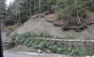 Abant'ta eriyen karlar heyelana sebep oldu