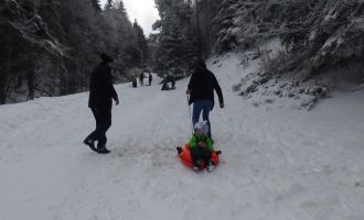 Abant’ta şambrel eğlencesi: Kayak pistine çevirdiler......