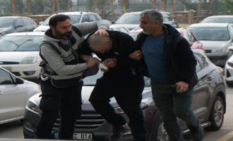 Adliyenin kapısına kafa atan şüpheli tutuklandı