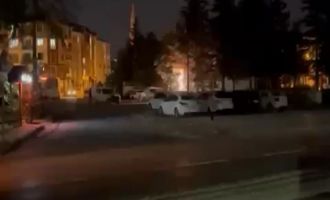 Ağacın dibindeki elektrik kablolarından çıkan kıvılcım korkuttu