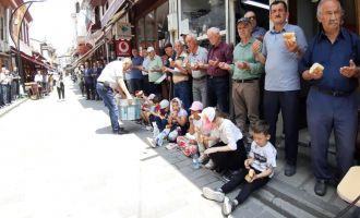Ahilik geleneğine katılan minikler ellerini semaya açtı