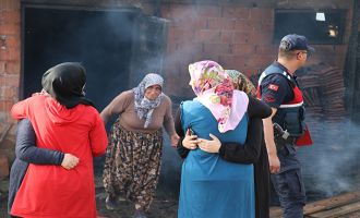 Ahır, odunluk ve evi yanan aile birbirlerine sarılarak ağladılar