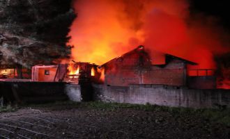 Ahır, samanlık ve garajlar küle döndü