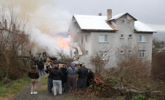 Ahır ve samanlığı küle çeviren yangın eve sıçramadan söndürüldü