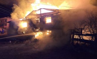 Ahşap ev, ahır ve samanlık alevlere teslim oldu....