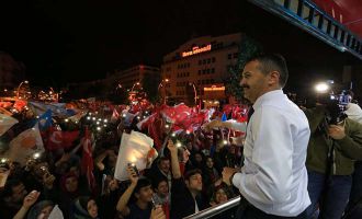 AK Parti Bolu İl Başkanı Nurettin Doğanay; ‘Darbecilere darbe yapan büyük Türk Milletinin önünde saygıyla eğiliyorum’