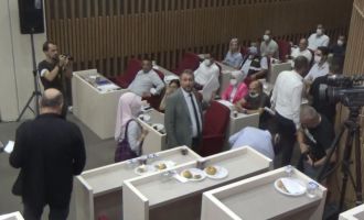 AK Parti'li meclis üyeleri salonu terk ederek Özcan’ı protesto etti