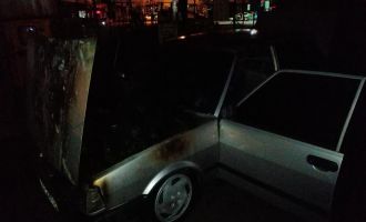 Akaryakıt istasyonuna park edilen otomobil alev alev yandı