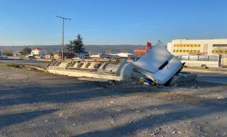 Akaryakıt tankeri sulama kanalında yan yattı