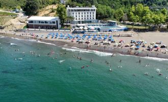 Akçakoca Beltur Otel’e ait açık havuz ve snack bar hizmete açıldı.