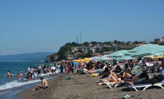 Akçakoca'da sahiller tıklım tıklım dolu.........