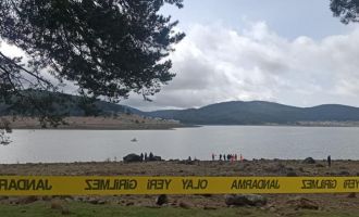 Alabora olan tekneden düşen iki çocuk babasını arama çalışmaları sürüyor