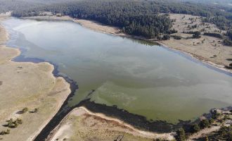 Aladağ Göleti’nin yüzeyi buz tuttu
