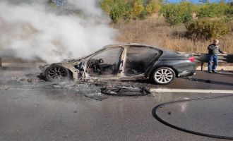 Alevlere teslim olan otomobil küle döndü....