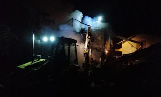 Alevlerin arasında kalan vatandaş hastaneye kaldırıldı