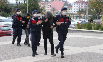 Alışveriş merkezinde telefon çalan hırsızlar adliyeye sevk edildi