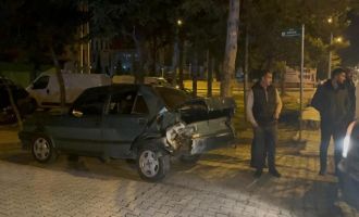 Alkollü sürücü park halindeki araca çarptı, kaçarken yakalandı