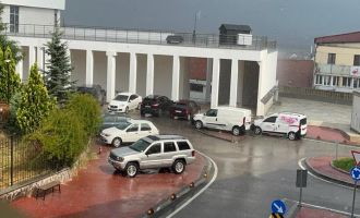 Aniden bastıran sağanak hayatı olumsuz etkiledi......