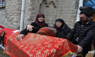Anne ve kızı enkaz altında can vermişti, yakınlarının feryatları yürekleri dağladı