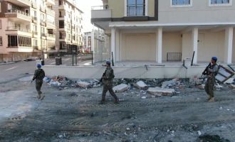 Arama kurtarma çalışmalarına da katılan komandolar, şehrin asayiş ve güvenliğini de sağlıyor