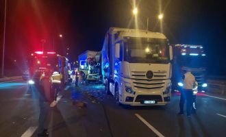 Arıza yapan tıra çarpan kamyon şoförü hayatını kaybetti..