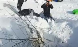 Arka arkaya şambrele binen 10 kişi virajı alamadı, çukura düştü