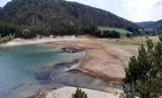 Aşırı sıcaklar Sünnet Gölü’nü vurdu: Sular çekildi, göl kuruma noktasına geldi