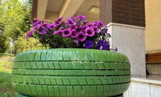 Atık malzemeler renkli çiçekliğe dönüştü