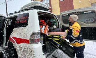 Ayağından yaralanan kadının yardımına paletli ambulans ile yetiştiler