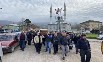 Babası otomobilde yatarak beklemişti, genç yaşta hayatını kaybetti