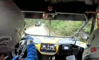 Baja yarışında sivil araç tehlike saçtı: Tecrübeli pilotlar faciayı önledi