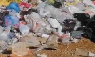 Balık tutmak için gittiği gölde çöp yığınıyla karşılaştı: Poşet poşet topladı