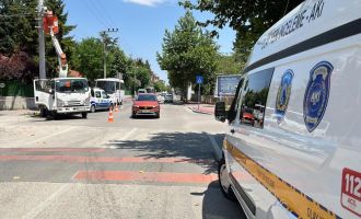 Balkondan düşerken elektrik tellerine de çarpan yaşlı adamın durumu ağır..