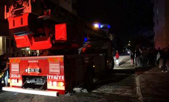 Banyo yaptığı sırada yangın çıkan evde olan genç yaralı kurtuldu