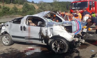 Bariyere çarpan otomobil hurdaya döndü: 2 yaralı