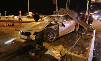 Bariyerleri parçalayan otomobilden yara almadan kurtuldu