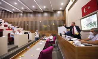 Başkan Özcan Ak Partililere çay fırlattı