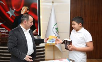 Başkan Özcan başarılı öğrencileri ödüllendirdi...