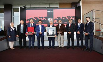 Başkan Özcan ‘Köroğlu Koşusu’nu tribünden izledi. Koşunun galibi ‘Flying Bird’ oldu