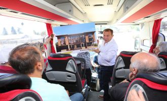 Başkan Özcan mahalle muhtarına hayata geçirdiği proje ve çalışmalar hakkında bilgiler verdi 